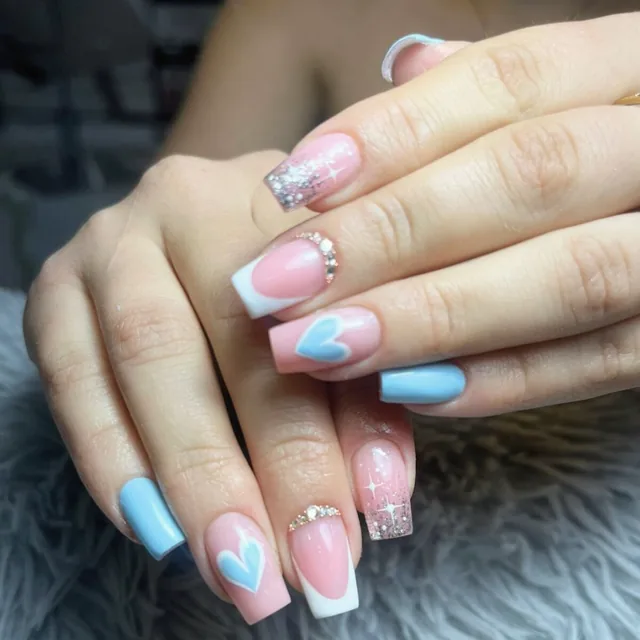 Francés blanco con corazones azules y brillo